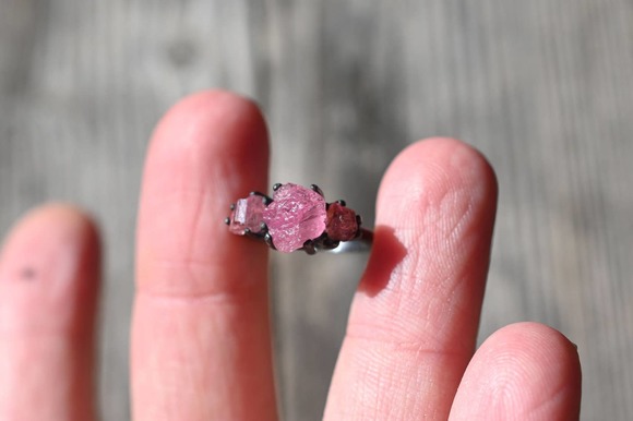 Pink tourmaline ring, size 4, black silver ring, raw stone ring, … - Picture 3 of 10